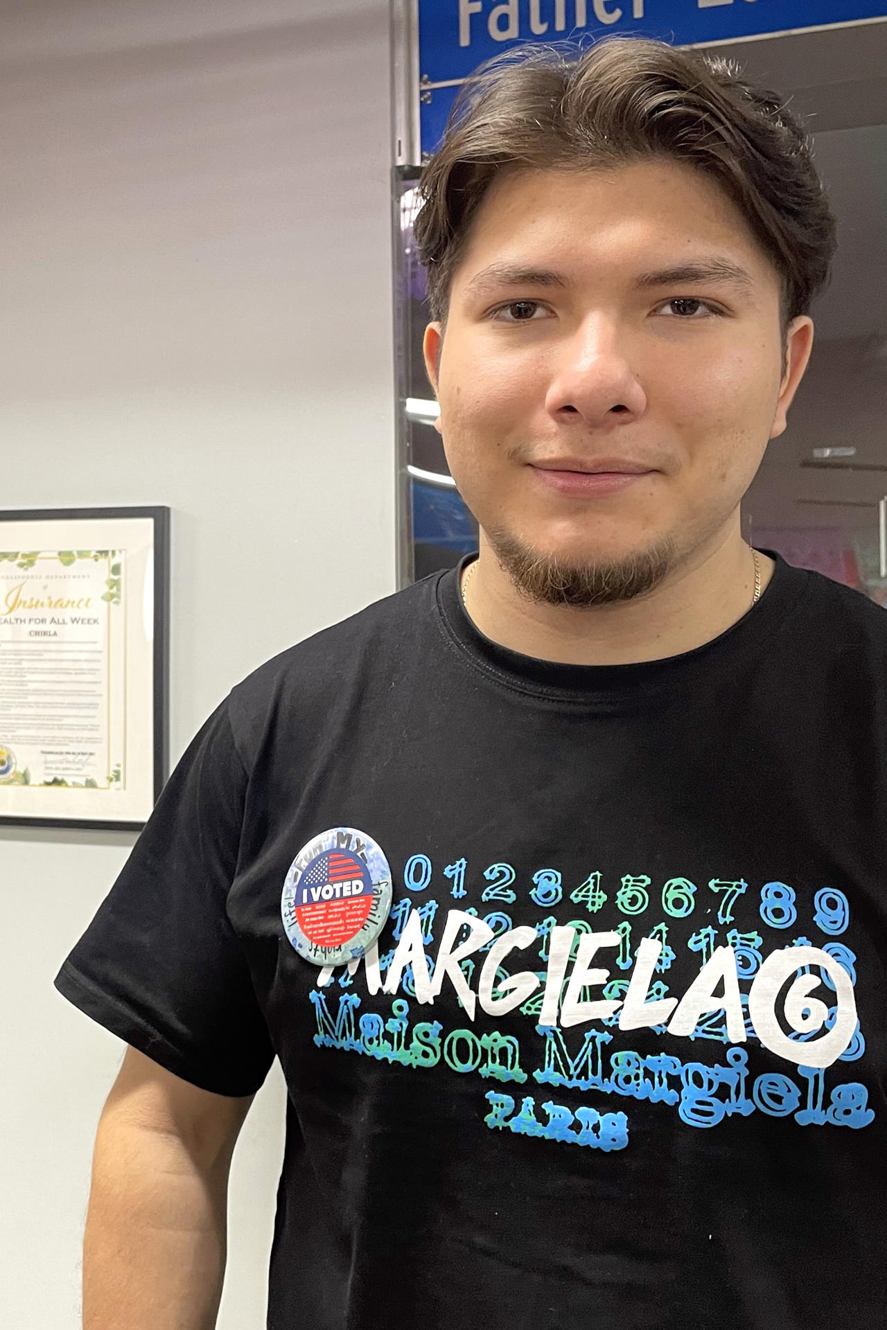 Fotografía del 2 de octubre de 2024 del estudiante de Ingeniería, Angel Gallegos usando un botón conmemorativo de 'He votado' en Los Ángeles, California (Estados Unidos). EFE/ Ana Milena Varón
