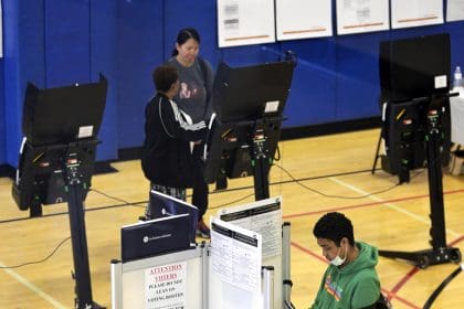 Personas votan anticipadamente en el Centro Comunitario Columbia Heights este viernes, en Wahington (Estados Unidos). EFE/ Lenin Nolly