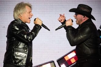 Fotografía del 12 de septiembre de 2024 cedida por David Bergman donde aparecen los artistas Jon Bon Jovi (i) y el cubano-estadounidense Pitbull durante un concierto de la gira 'Party After Dark Tour' de Pitbull, celebrado en el Teatro Jones Beach en Wantagh, Nueva York (EE.UU). EFE/David Bergman