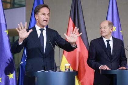 El Canciller alemán Olaf Scholz (D) y el Secretario General de la OTAN, Mark Rutte, asisten a una conferencia de prensa en la Cancillería en Berlín, Alemania, el 04 de noviembre de 2024. El canciller alemán Olaf Scholz y el secretario general de la OTAN, Rutte, se reunieron para conversaciones bilaterales. (Alemania) EFE/EPA/CLEMENS BILAN