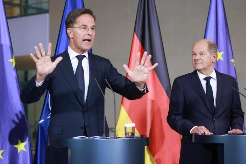 El Canciller alemán Olaf Scholz (D) y el Secretario General de la OTAN, Mark Rutte, asisten a una conferencia de prensa en la Cancillería en Berlín, Alemania, el 04 de noviembre de 2024. El canciller alemán Olaf Scholz y el secretario general de la OTAN, Rutte, se reunieron para conversaciones bilaterales. (Alemania) EFE/EPA/CLEMENS BILAN