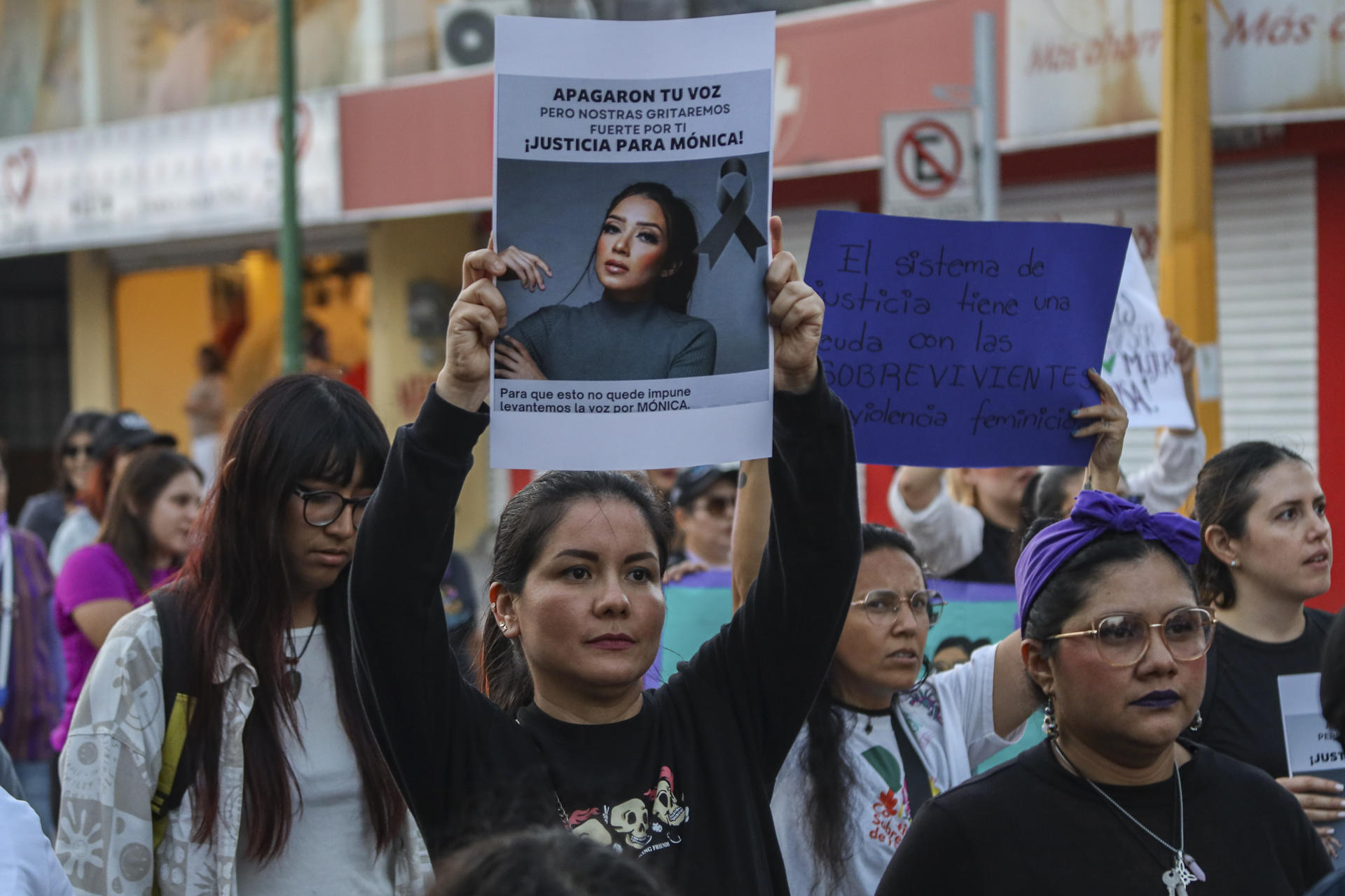 Mujeres participan en una manifestación este lunes, por el aumento de feminicidios en el estado de Chiapas (México). EFE/ Carlos López