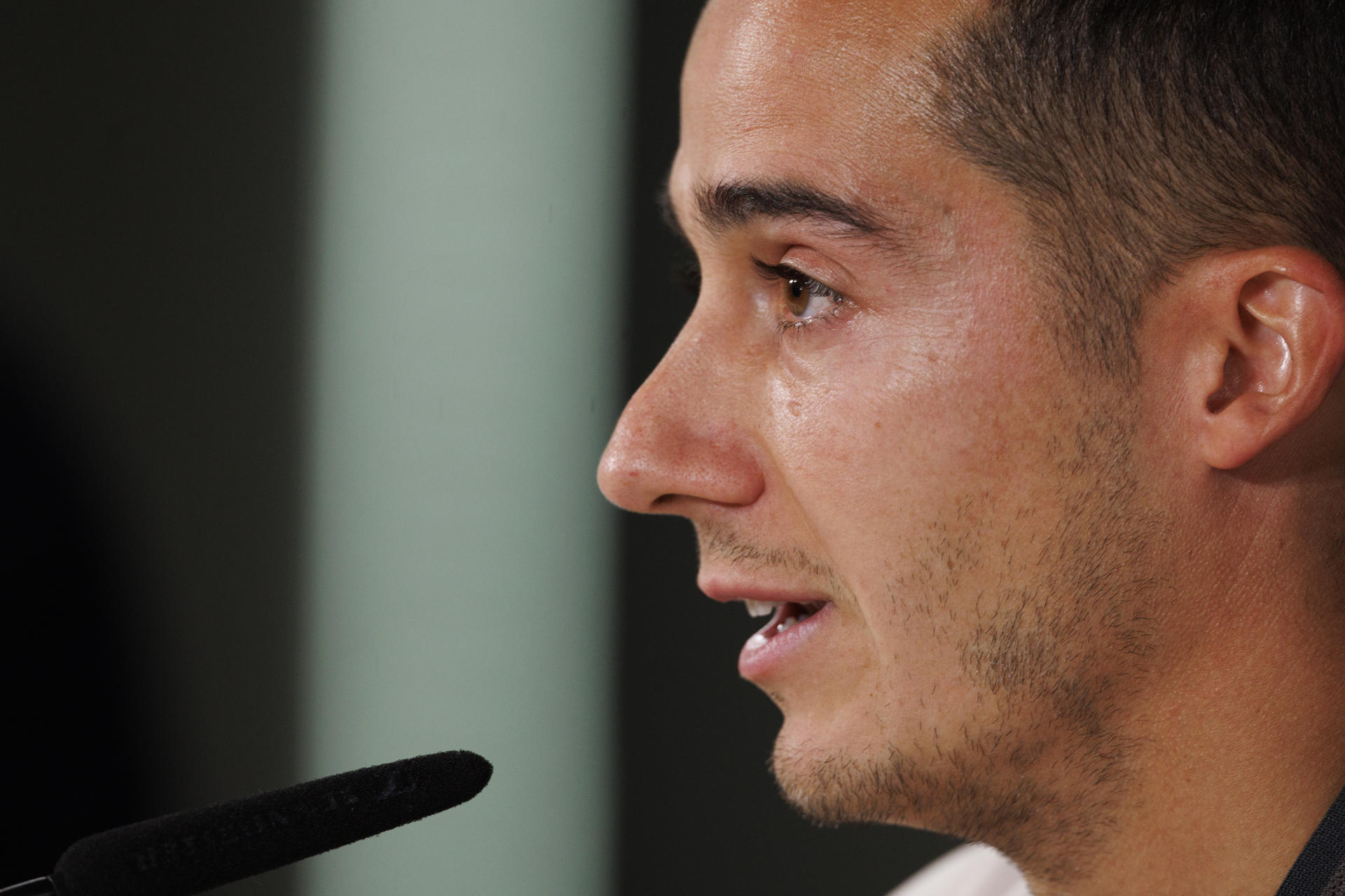 El jugador del Real Madrid Lucas Vázquez durante la rueda de prensa posterior al entrenamiento del equipo en la Ciudad Deportiva de Valdebebas para preparar el partido de la cuarta jornada de la Liga de Campeones que mañana disputarán frente al AC Milan en el estadio Santiago Bernabéu de Madrid. EFE/Sergio Pérez