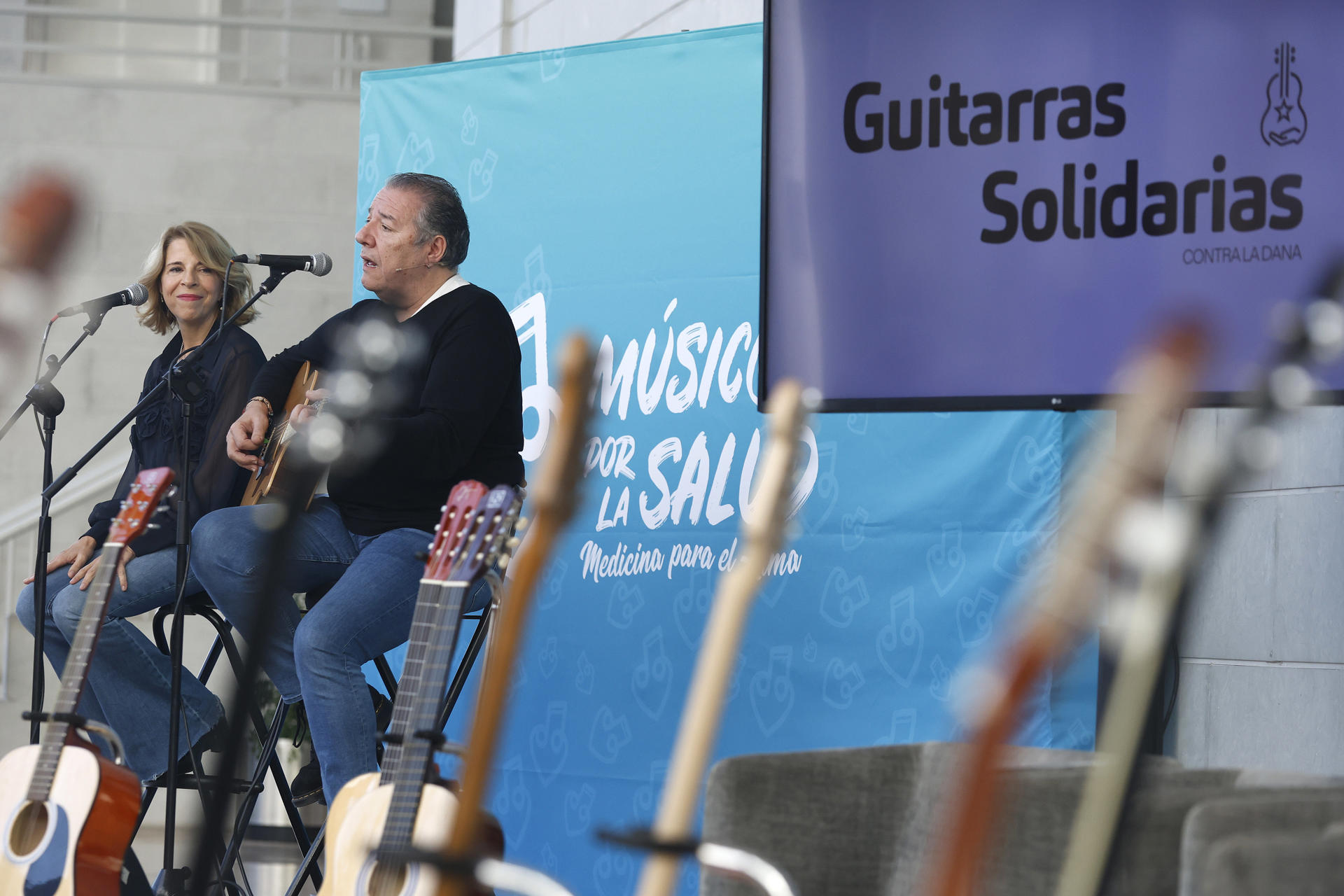 Los cantantes españoles Sole Giménez y Carlos Goñi, este lunes en la presentación de la campaña de donación de guitarras de artistas para ser subastadas a favor de los damnificados de las fuertes lluvias torrenciales de la provincia mediterránea de Valencia del 29 de octubre . EFE/ Miguel Ángel Polo