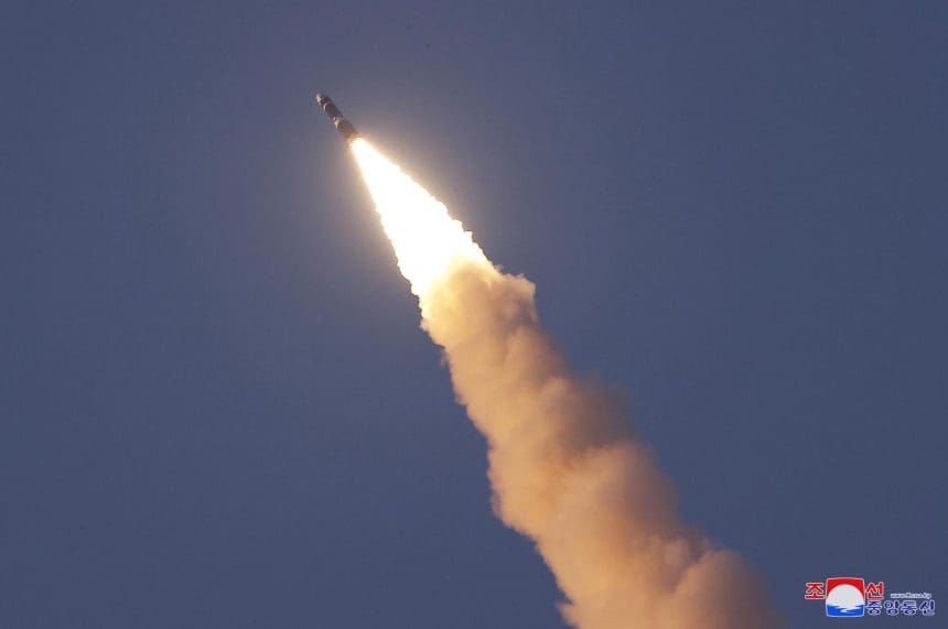 Fotografía cedida que muestra a Corea del Norte realizando una prueba de lanzamiento de su último ICBM, Hwasongpho-19, en un lugar no revelado de Corea del Norte, el 31 de octubre de 2024. EFE/KCNA