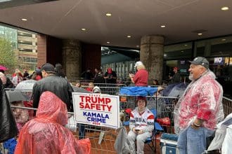 Un niño disfrazado como Donald Trump posa junto a un hombre este lunes en Grand Rapids, Michigan (Estados Unidos). EFE/ Paula Escalada Medrano