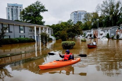 Fotografía de archivo fechada el 27 de septiembre de 2024 de Candice Ocvil (i) y Jibri Tolen (d), residentes de Peachtree Park, remando a través de las aguas de la inundación después de que la tormenta tropical Helene atravesó Atlanta, Georgia (EE.UU.). EFE/EPA/Erik S. Lesser