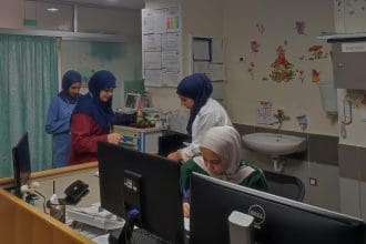 Enfermeras trabajando en la Unidad de Cuidados Intensivos (UCI) pediátrica del Hospital Dar al Amal en Baalbek, en el este del Líbano, el 1 de noviembre de 2024. EFE/Noemí Jabois