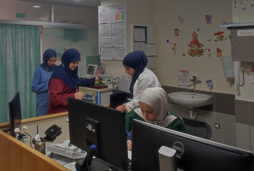 Enfermeras trabajando en la Unidad de Cuidados Intensivos (UCI) pediátrica del Hospital Dar al Amal en Baalbek, en el este del Líbano, el 1 de noviembre de 2024. EFE/Noemí Jabois