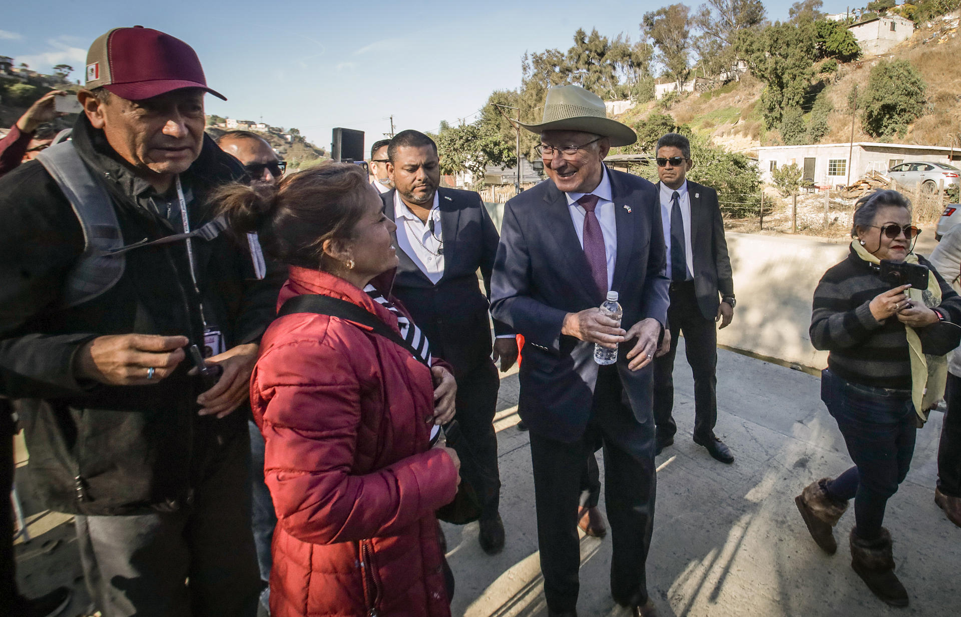 El embajador de Estados Unidos en México, Ken Salazar, dialoga con personas de un centro comunitario al término de una rueda de prensa, en la ciudad de Tijuana, en el estado de Baja California (México). EFE/ Joebeth Terríquez