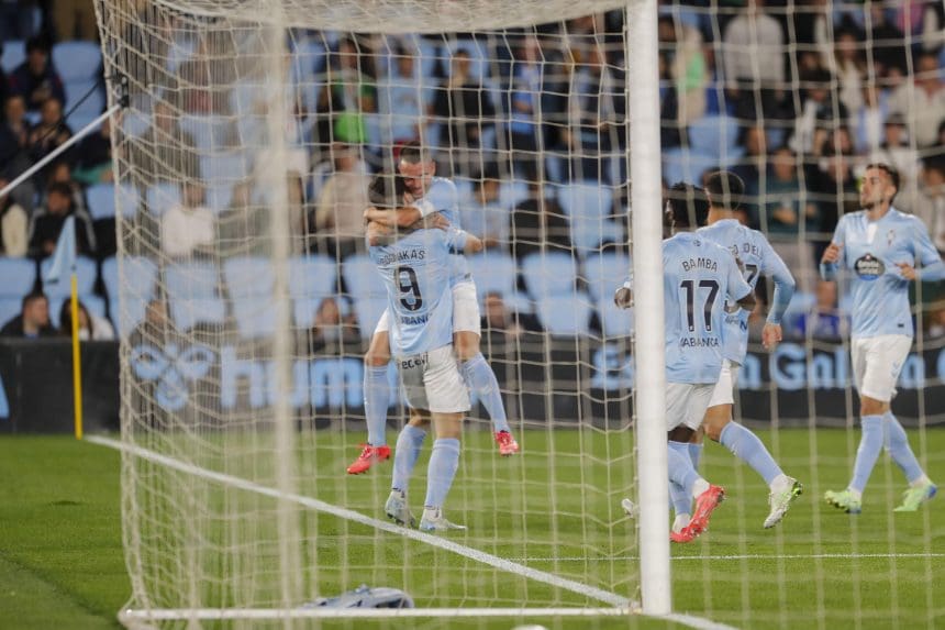 Los jugadores del Celta celebran el primer gol del equipo gallego durante el encuentro correspondiente a la jornada 12 de Laliga EA Sports que disputan Celta y Getafe hoy lunes en el estadio Balaidos de Vigo. EFE / Salvador Sas.