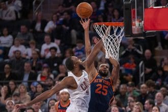 Mikal Bridges (d), de los Knicks, disputa el balón ante Evan Mobley, de los Cavaliers, durante un partido de la NBA en Nueva York. EFE/ Ángel Colmenares