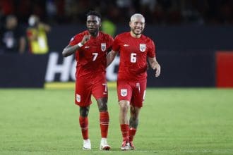 José Luis Rodríguez Francis (i) y Cristian Jesús Martínez de Panamá celebran un gol ante Costa Rica. EFE/Bienvenido Velasco