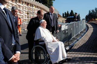 El papa Francisco (C) llega al Cementerio Laurentino, en Roma, para presidir la misa por el Día de los Difuntos. EFE/EPA/GIUSEPPE LAMI
