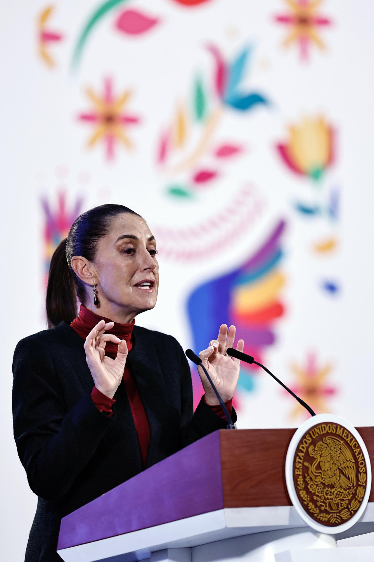 La presidenta de México, Claudia Sheinbaum, habla durante su conferencia de prensa matutina este lunes, en el Palacio Nacional en la Ciudad de México (México). EFE/ Sáshenka Gutiérrez