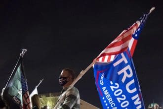 Fotografía de archivo de los partidarios de Donald Trump frente a la Oficina del Registrador del Condado de Maricopa, el 5 de noviembre de 2020. EFE/EPA/RICK D'ELIA