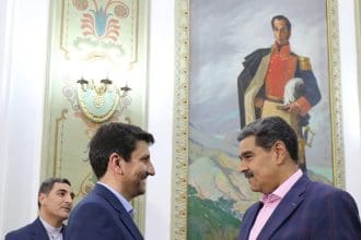Fotografía cedida por Palacio Miraflores del presidente de Venezuela, Nicolás Maduro, saludando al Ministro de Comunicaciones y Tecnologías de la Información de Irán, Seyed Satar Hashemi, en Caracas (Venezuela). EFE/ Prensa Palacio Miraflores