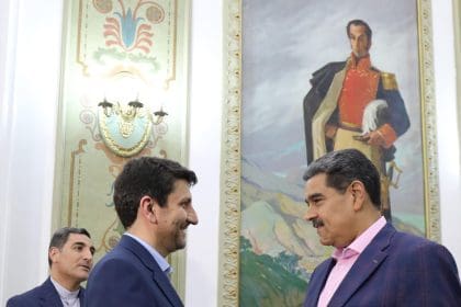 Fotografía cedida por Palacio Miraflores del presidente de Venezuela, Nicolás Maduro, saludando al Ministro de Comunicaciones y Tecnologías de la Información de Irán, Seyed Satar Hashemi, en Caracas (Venezuela). EFE/ Prensa Palacio Miraflores