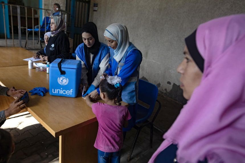 Fotografía de archivo de un niño palestino que recibe vacuna contra la polio en Deir al-Balah, en el centro de la Franja de Gaza. EFE/HAITHAM IMAD