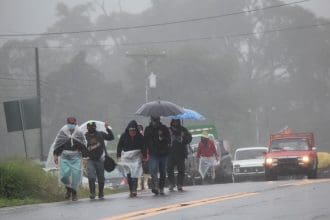 Fotografía de archivo en donde un grupo de personas camina por una vía tras las fuertes lluvias en Chiriquí (panamá). EFE/ Marcelino Rosario