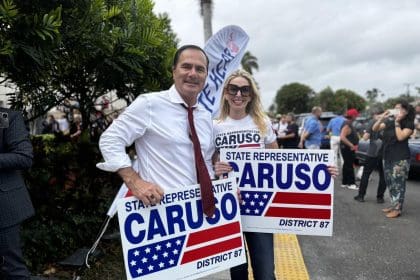 El representante estatal Mike Caruso sostiene unas pancartas de su campaña este martes en Palm Beach, Florida (Estados Unidos). EFE/ Alicia Civita