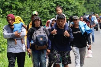 Fotografía de archivo en donde se ven migrantes que caminan en caravana en una carretera de Tapachula (México). EFE/ Juan Manuel Blanco