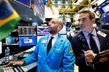 Fotografía de archivo en donde aparecen corredores en la Bolsa de Nueva York (EE.UU.). EPA/JUSTIN LANE