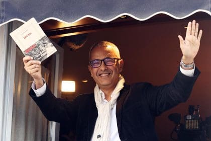 El escritor argelino Kamel Daoud celebra en el restaurante Drouant tras ganar el Premio Literario Goncourt 2024 por su libro 'Houris' en París, Francia, el 04 de noviembre de 2024. El Prix Goncourt se otorga anualmente a un autor por la organización literaria francesa 'Société littéraire des Goncourt' (Académie Goncourt). Francia EFE/EPA/CHRISTOPHE PETIT TESSON