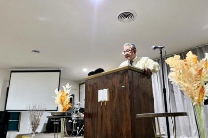 El pastor Rubén Grijalva da un sermón el miércoles 23 de octubre de 2024 en la iglesia evangélica que lidera, al nordeste de Houston, Texas (EE.UU.). EFE/Alejandra Arredondo