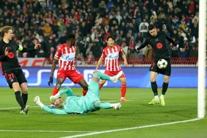Robert Lewandowski (D) marca el tercer gol del Barcelona ante el Estrella Roja, en la Liga de Campeones. EFE/EPA/ANDREJ CUKIC