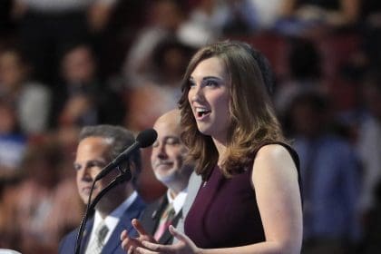 Fotografía de archivo en donde se ve a Sarah McBride, que será la primera transgénero en el Congreso de Estados Unidos en 2025. EFE/TANNEN MAURY