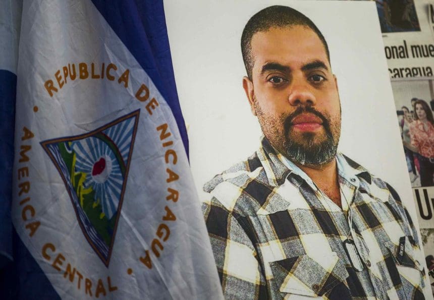 Vista de una fotografía del periodista Ángel Gahona junto a una bandera de Nicaragua durante un homenaje celebrado en su honor en Managua (Nicaragua). Foto de archivo. EFE/Jorge Torres