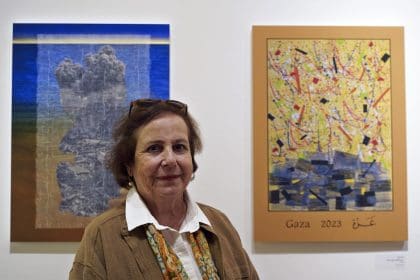 La artista palestina Vera Tamari posa junto a su obra en la exposición Pósteres de Gaza, inaugurada el 3 de noviembre de 2024 en el centro cultural Khalil Sakakini de Ramala (Cisjordania). EFE/ Alejandro Ernesto