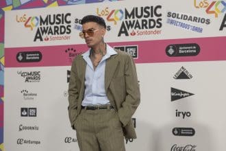 El cantante puertorriqueño Rauw Alejandro posa a su llegada a la gala de premios musicales Los40 Music Awards 2024, este viernes en Barcelona. Rauw Alejandro y Myke Towers con siete nominaciones cada uno, parten como favoritos de la gala de premios musicales Los40 Music Awards 2024, mientras que Enrique Iglesias opta a seis galardones, Emilia, Benson Boone y Bad Gyal a cinco, seguidos por Lola Índigo, Ana Mena, Karol G, Feid, Maluma, Manuel Turizo y Teddy Swims, con cuatro candidaturas cada uno. EFE/Marta Pérez