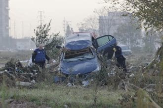 Dos policías locales inspeccionan un vehículo arrastrado por la riada en la pedanía de La Torre a las afueras de Valencia este miércoles. Voluntarios, fuerzas de seguridad, bomberos, militares y vecinos de las localidades más afectadas por la dana continúan con las tareas de limpieza mientras los equipos de rescate siguen rastreando la zona para intentar localizar a las personas que aún sigue desaparecidas. EFE/Ana Escobar