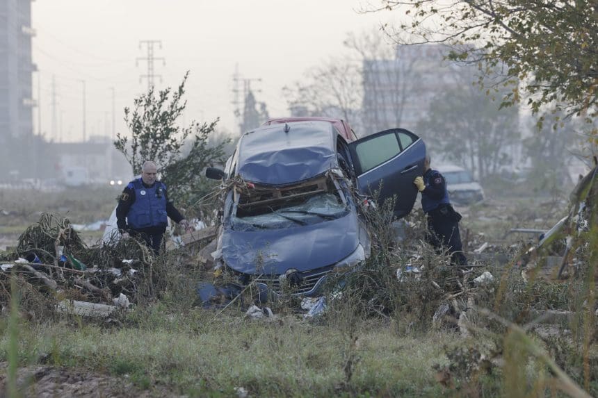Dos policías locales inspeccionan un vehículo arrastrado por la riada en la pedanía de La Torre a las afueras de Valencia este miércoles. Voluntarios, fuerzas de seguridad, bomberos, militares y vecinos de las localidades más afectadas por la dana continúan con las tareas de limpieza mientras los equipos de rescate siguen rastreando la zona para intentar localizar a las personas que aún sigue desaparecidas. EFE/Ana Escobar