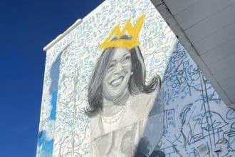 Fotografía cedida por el artista español René Mäkelä de una de sus obras. Madonna, Vinicius Jr, Cara Delevingne, Antoine Griezmann o el mismísimo Papa Francisco tienen algo en común, una obra del artista español René Mäkelä, que ahora se atreve a convertir en la Reina de Corazones a Kamala Harris con un mural que cubre una fachada en Miami a pocos días de las elecciones estadounidenses. EFE/ René Mäkelä