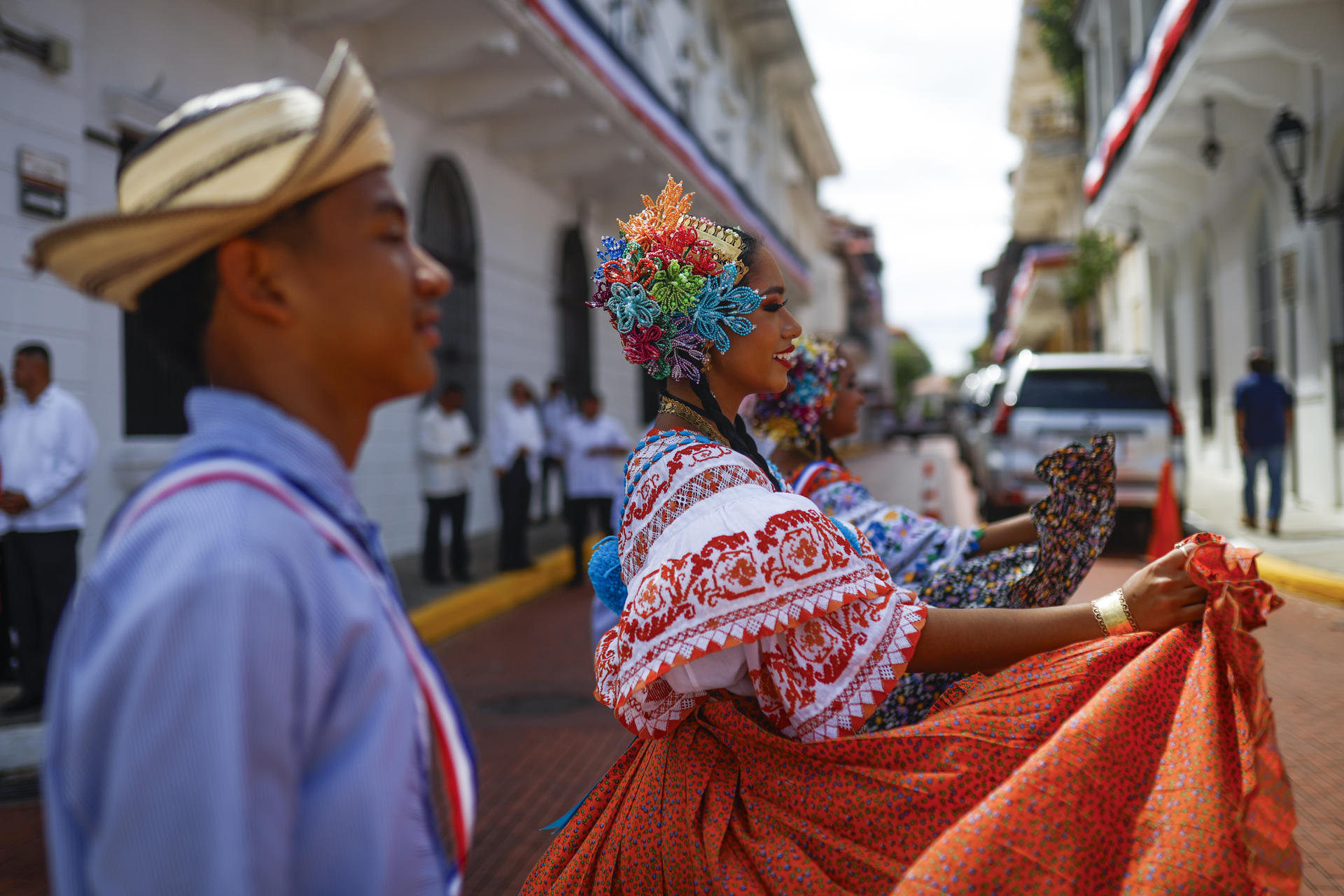 Integrantes de una banda de música escolar participan en la conmemoración del día de los Símbolos Patrios en el Casco Viejo en ciudad de Panamá (Panamá). EFE/ Bienvenido Velasco