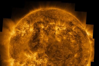 Esta imagen de alta resolución muestra el Sol en luz ultravioleta, revelando la corona de la estrella. Fue tomada por el instrumento "EUI" de la misión Solar Orbiter, ensamblada a partir de múltiples instantáneas tomadas el 22 de marzo de 2023. Crédito: ESA/ NASA/Solar Orbiter/Equipo EUI.