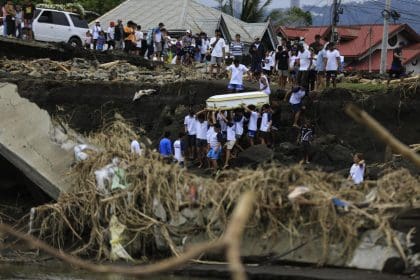 Unos vecinos llevan un ataúd el pasado miércoles en la provincia filipina de Batangas, en el norte del país, tras el paso de la tormenta tropical Trami, que causó 139 muertos y decenas de heridos. EFE/EPA/FRANCIS R. MALASIG