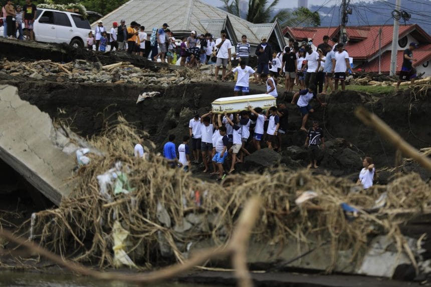 Unos vecinos llevan un ataúd el pasado miércoles en la provincia filipina de Batangas, en el norte del país, tras el paso de la tormenta tropical Trami, que causó 139 muertos y decenas de heridos. EFE/EPA/FRANCIS R. MALASIG
