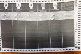 Fotografía del 23 de octubre de 2024 de una reproducción de la papeleta de los candidatos a la gobernación de Puerto Rico y al escaño de comisionado residente. EFE/ Jorge Muñiz