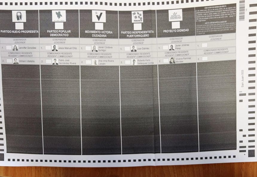 Fotografía del 23 de octubre de 2024 de una reproducción de la papeleta de los candidatos a la gobernación de Puerto Rico y al escaño de comisionado residente. EFE/ Jorge Muñiz
