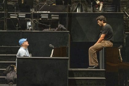 El cantante colombiano Sebastián Yatra participa durante un ensayo del musical 'Chicago', este viernes, en el Ambassador Theatre en Nueva York (Estados Unidos). EFE/Ángel Colmenares