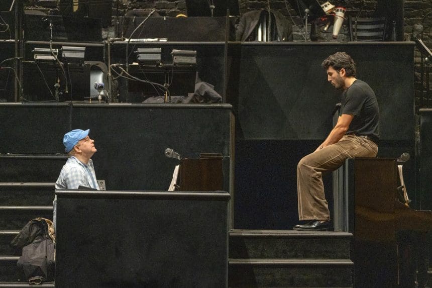 El cantante colombiano Sebastián Yatra participa durante un ensayo del musical 'Chicago', este viernes, en el Ambassador Theatre en Nueva York (Estados Unidos). EFE/Ángel Colmenares