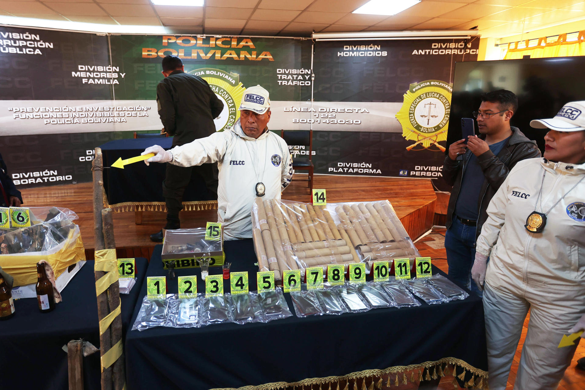 Integrantes de la Fuerza Especial de Lucha Contra el Crimen, FELCC, muestran material incautado de los puntos de bloqueo, este martes, en La Paz (Bolivia). El Ministerio de Gobierno de Bolivia acusó este martes de "terroristas" a 18 seguidores del expresidente Evo Morales (2006-2019) que fueron detenidos por portar explosivos, golpear y retener a policías y periodistas durante operativos de desbloqueo de carreteras en Santa Cruz, la mayor región del país andino. EFE/ Luis Gandarillas