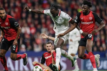 Tammy Abraham, del Milan (C), durante un partido de Liga de Campeones ante el Leverkusesen. EFE/EPA/CHRISTOPHER NEUNDORF