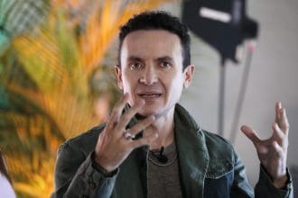 Fotografía del 23 de octubre de 2024 del cantante colombiano Fonseca hablando durante una entrevista con EFE, en Bogotá (Colombia).EFE/ Carlos Ortega