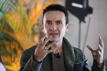 Fotografía del 23 de octubre de 2024 del cantante colombiano Fonseca hablando durante una entrevista con EFE, en Bogotá (Colombia).EFE/ Carlos Ortega