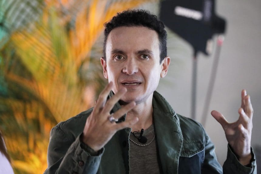 Fotografía del 23 de octubre de 2024 del cantante colombiano Fonseca hablando durante una entrevista con EFE, en Bogotá (Colombia).EFE/ Carlos Ortega